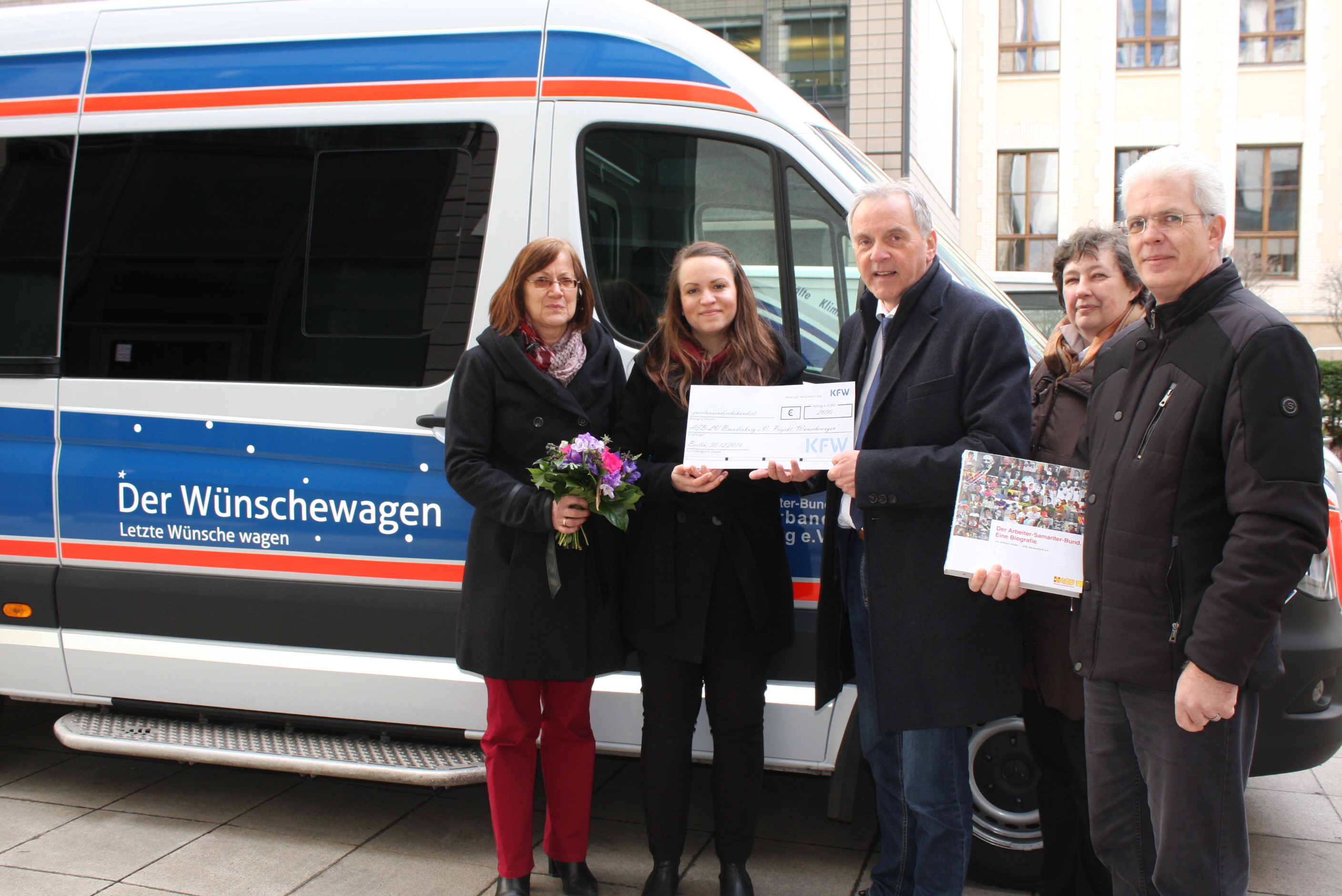 Angestellte der KfW Bank spenden 2600 Euro fuer Brandenburger Wuenschewagen!
