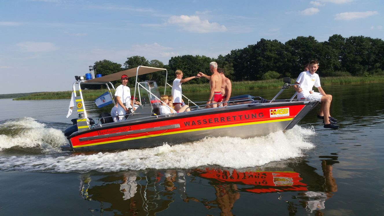  Einsatzkräfte des ASB Ortsverbandes Rathenow fahren auf ihrem Einsatzboot über die Havel. 