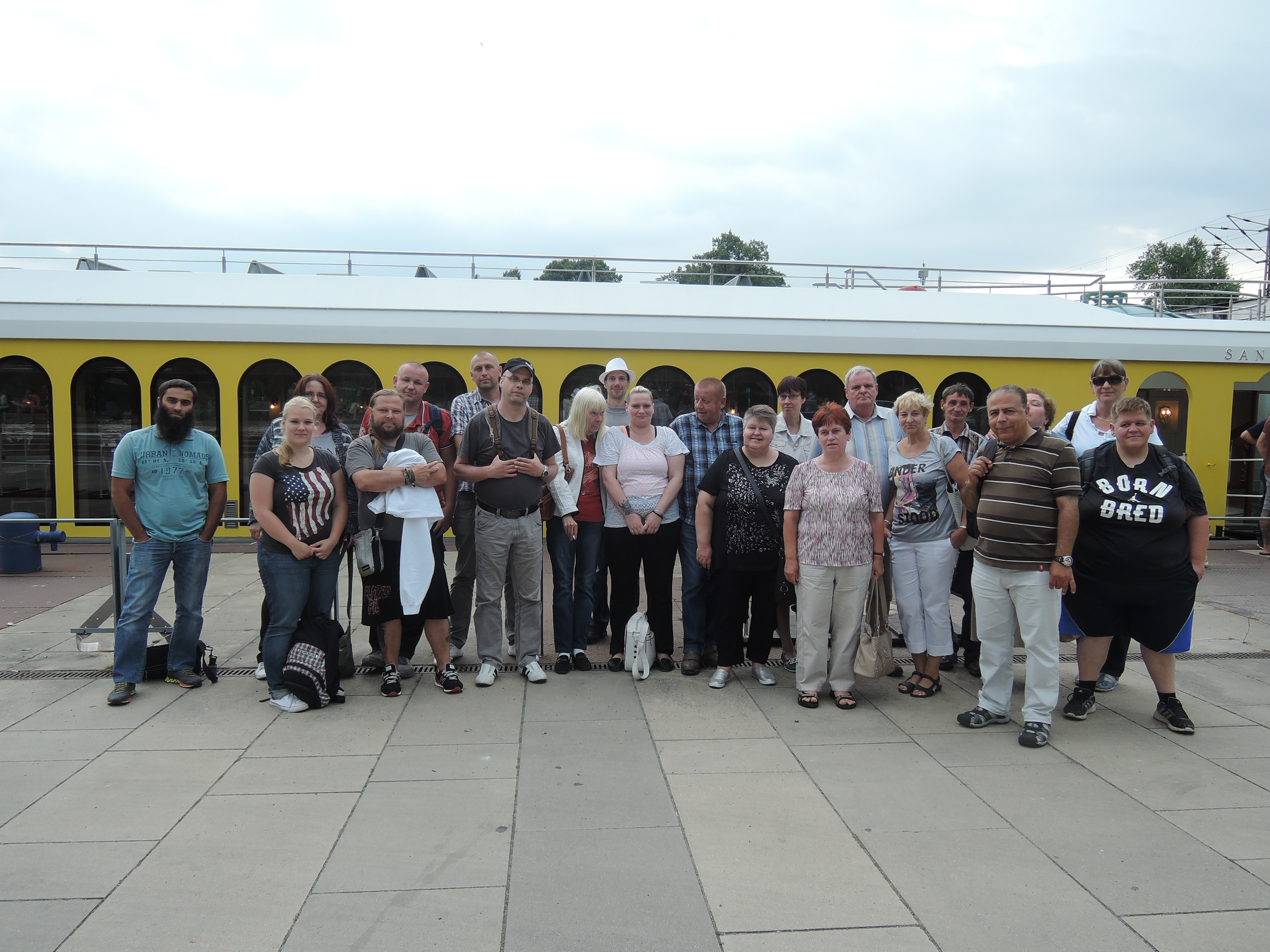 Vor der Potsdamer Flotte MS Sanssouci haben sich die BFDler für ein Gruppenfoto zusammengestellt. 