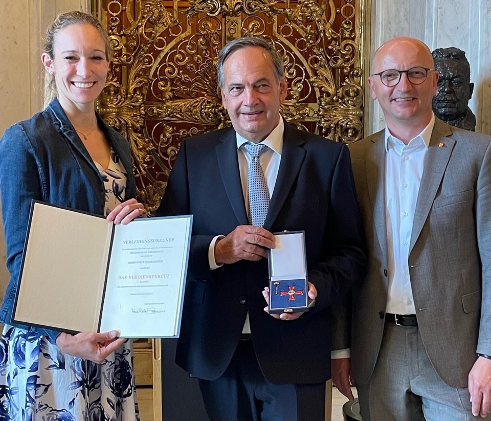 Bundesverdienstkreuz für Knut Fleckenstein.jpg