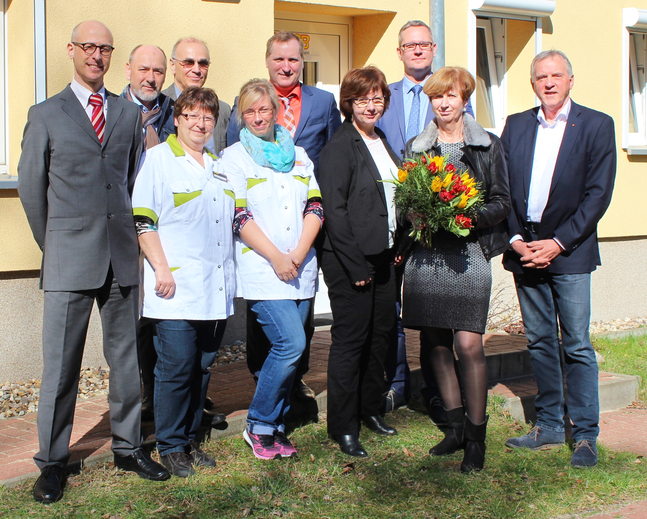 Gruppenfoto mit Bürgermeister von Leegebruch,Steuerberater,Mitarbeiterinnen aus den Einrichtungen sowie dem ASB-Landesgeschäftsführer Jürgen Haase.