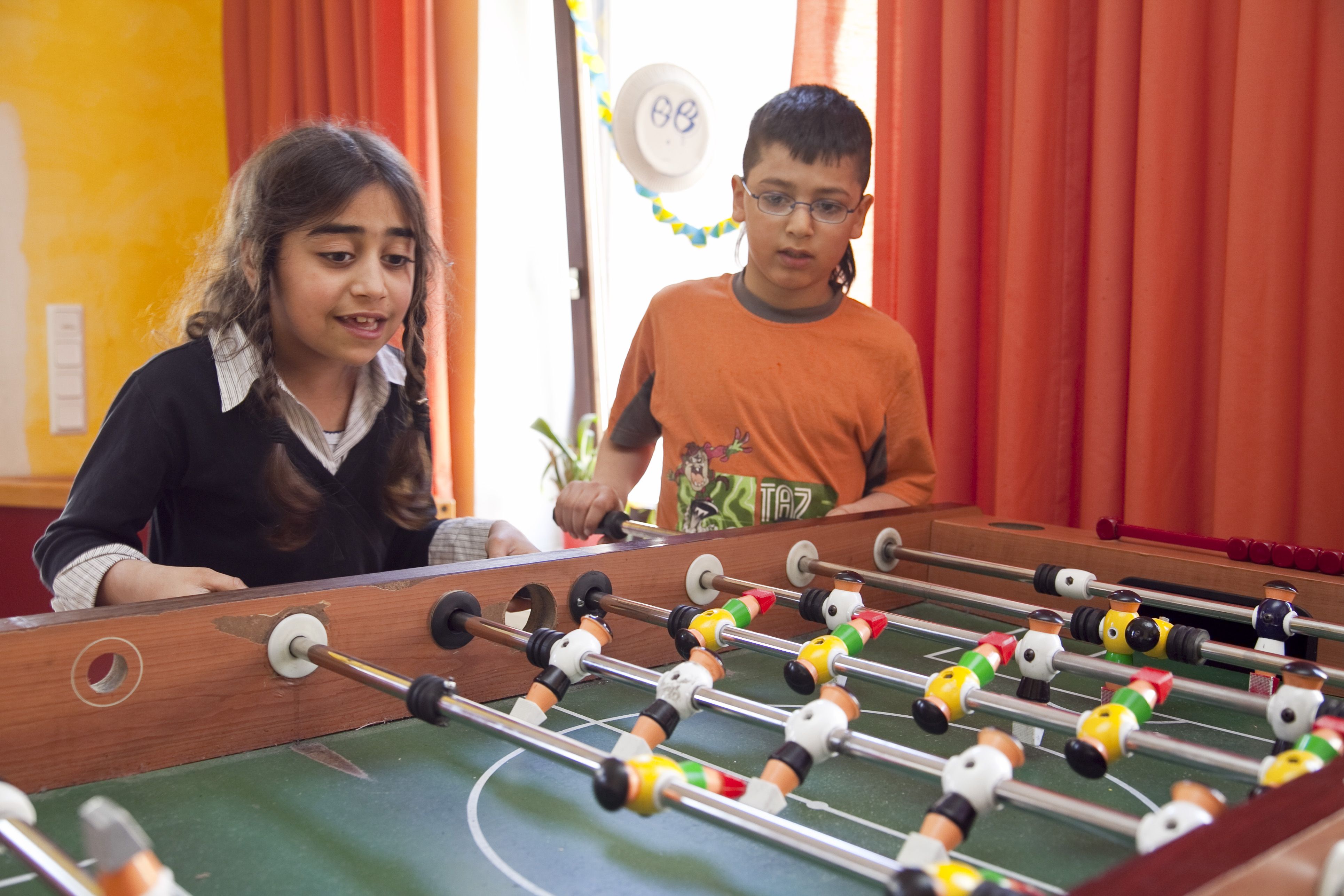 Jugendliche beim Tischfußball