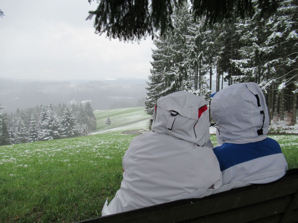 Bernd und Heike genießen den Ausblick ins Frankenwalder Tal.