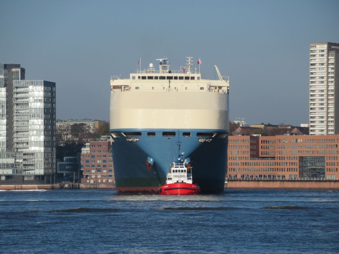 13_Containerschiff_mit_Schlepper.jpg