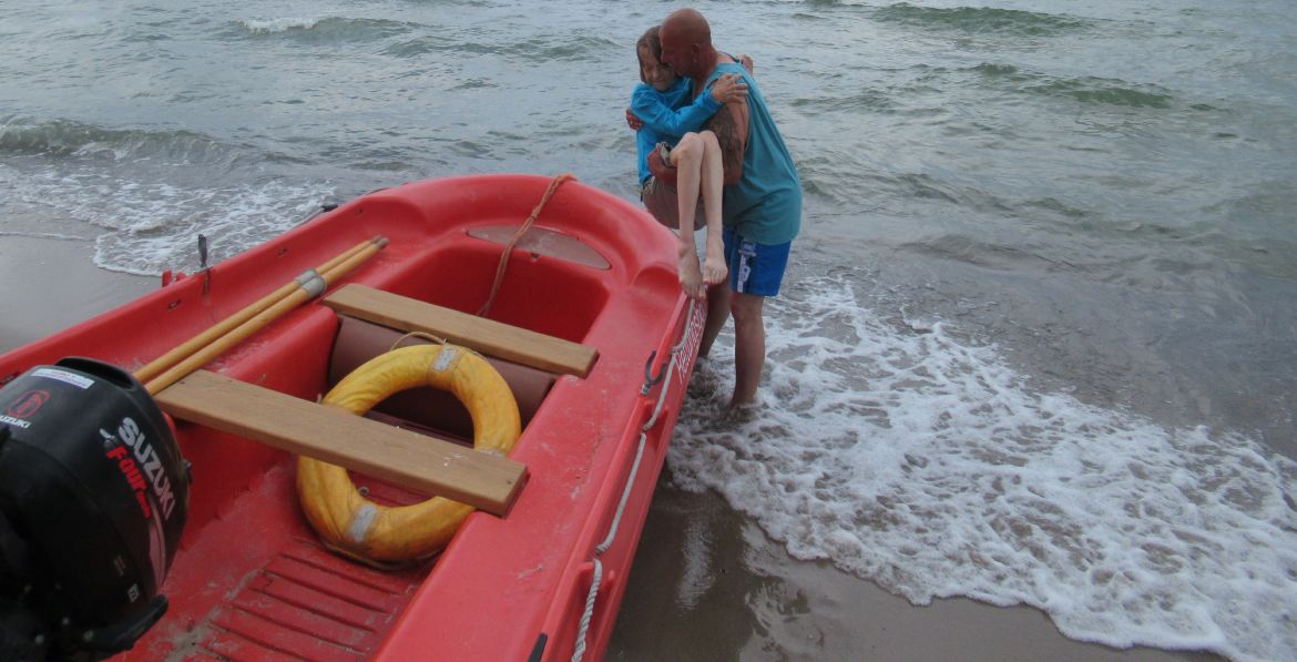 20170708-Frau Teichler wird ins Boot getragen.jpg