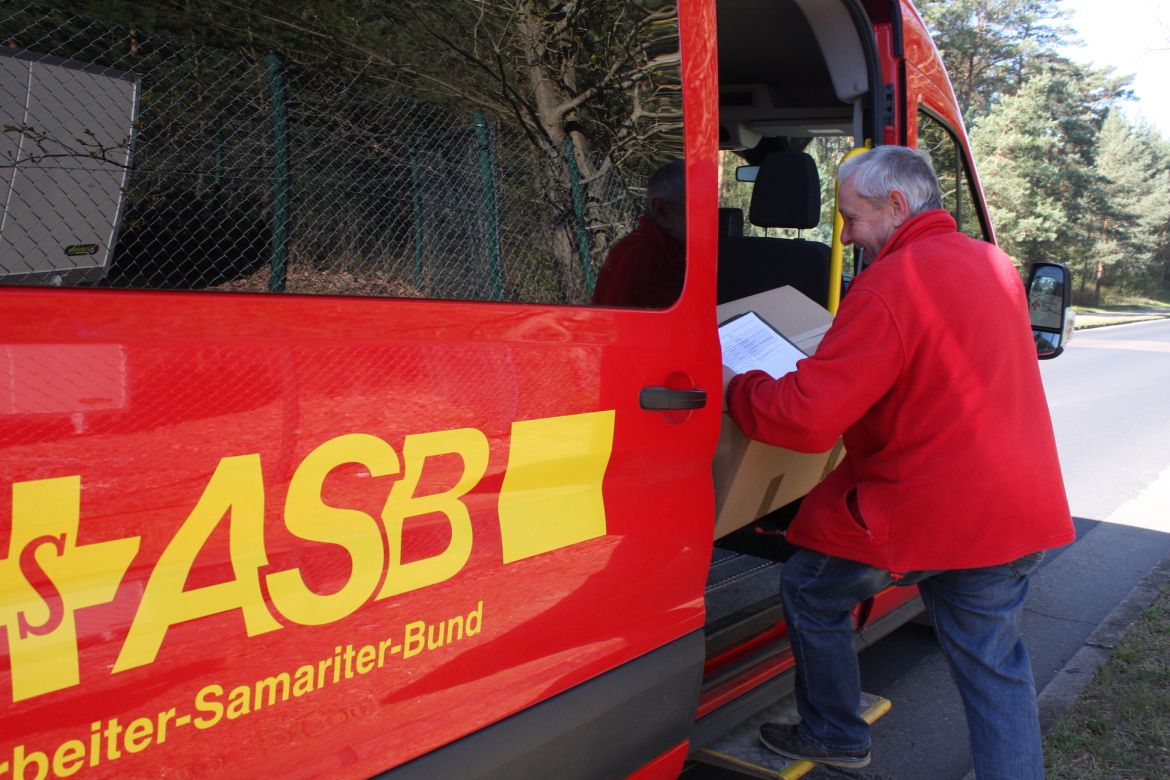 Foto 4_ Fahrdienstmitarbeiter Herr Richter aus Luckau-Dahme beim Verladen der Schutzmasken_klein.jpg